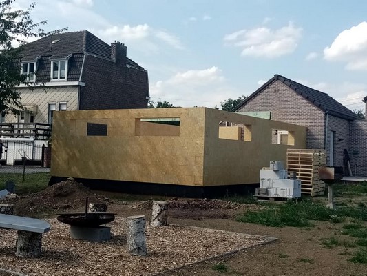 Autoconstruction d'une maison en blocs de bois isolés à Gives