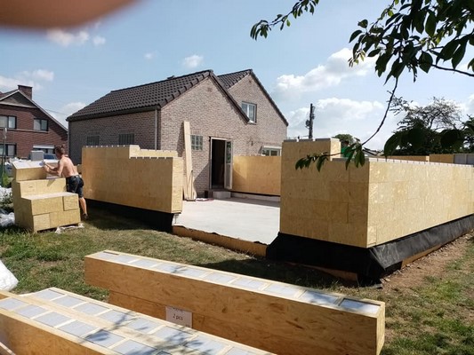Construire soi-même sa maison en blocs de bois isolés