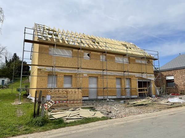 Construction d'une maison en bois à Mortroux : façade