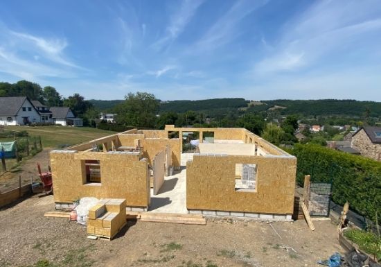 Construire soi-même sa maison en blocs de bois isolés